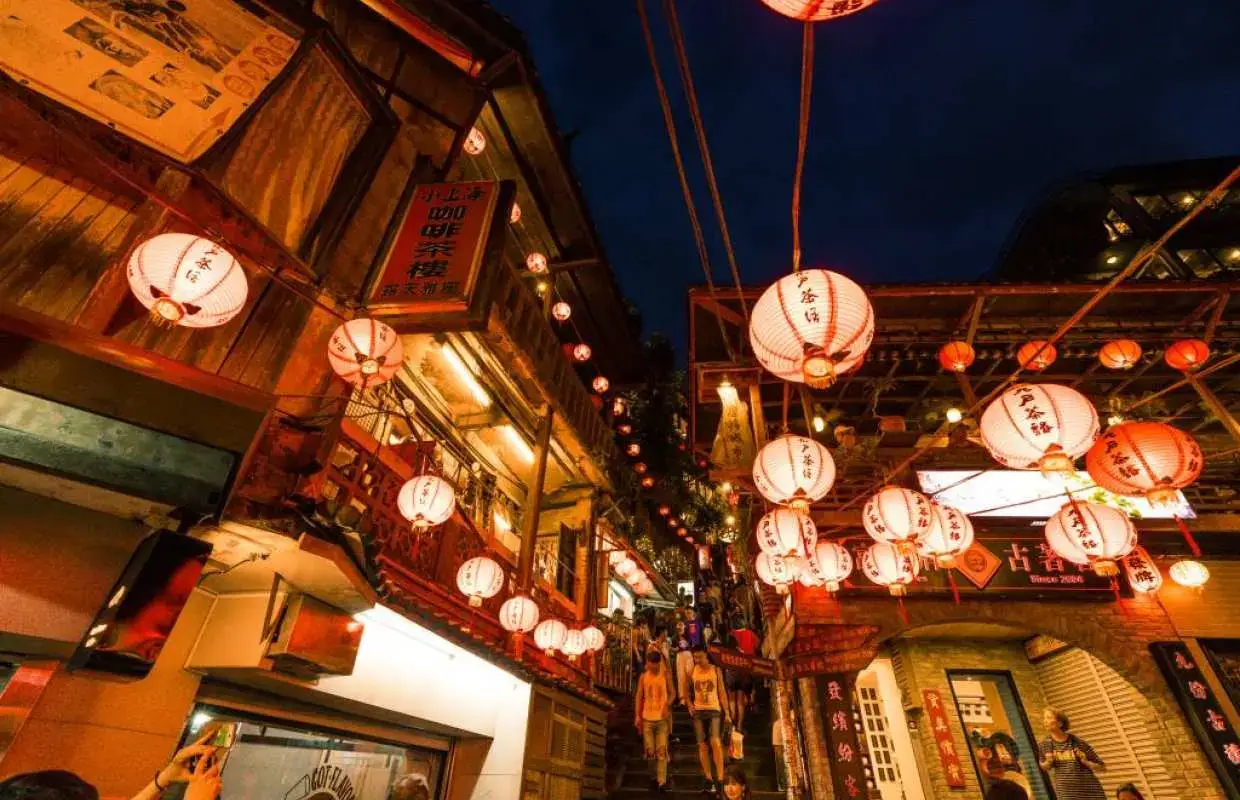 台北発 九份 日帰り観光ツアー&十分ランタン飛ばし体験 日中 / 夜間コース 日本語での案内選択可