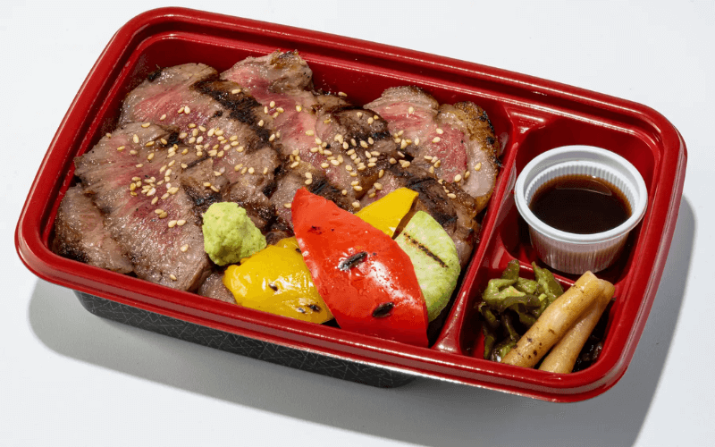 2025東京車站限定必吃便當排行榜:第8名|肉卸小島 山形縣產雪降和牛 尾花澤沙朗&肋眼牛排便當